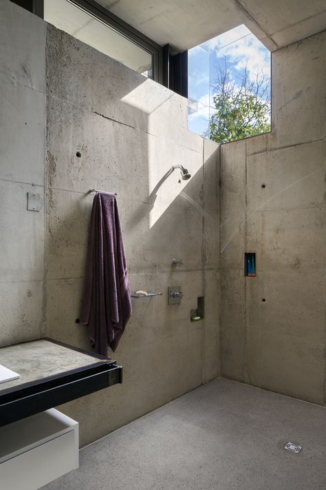 Eco Brutalism, Cyberpunk House, Brutalism Interior, South African Homes, Open Showers, Prairie House, Concrete Bathroom, Best Bathroom Designs, Shower Columns