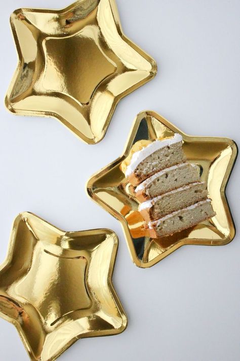 Gold star paper plates for a star-filled birthday bash. Gold Star Birthday, 1st Birthday Star Theme, Sweet 16 Golden Birthday Ideas, Golden Birthday Ideas, Gold Themed Birthday Party, Star Plates, Star Birthday Party Ideas, 21st Birthday Cake For Girls, Golden Birthday Party