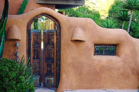 Adobe House Courtyard, Diy Adobe House, Adobe Bedroom, Curved Wall Decor Ideas, Adobe Wall, Adobe Houses, Yellow Window, Earth Bag Homes, Adobe Home