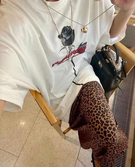 Spring Staples 2024, Winter Outfits 2023 Casual, Maxamilist Style, Modern Rock Aesthetic, Leopard Print Shirt Outfit, Dive Bar Outfit, House Party Outfits, White Tee Outfit, Milan Style