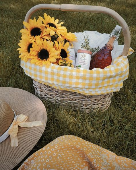 Yellow aesthetic picnic by @/addiemjones on Instagram Yellow Theme Picnic, Aesthetic Picnic Basket, Sunflower Picnic Theme, Yellow Picnic Aesthetic, Picnic Basket Aesthetic, Yellow Picnic Blanket, White Picnic Basket, Sunflower Picnic, Rainbow Picnic