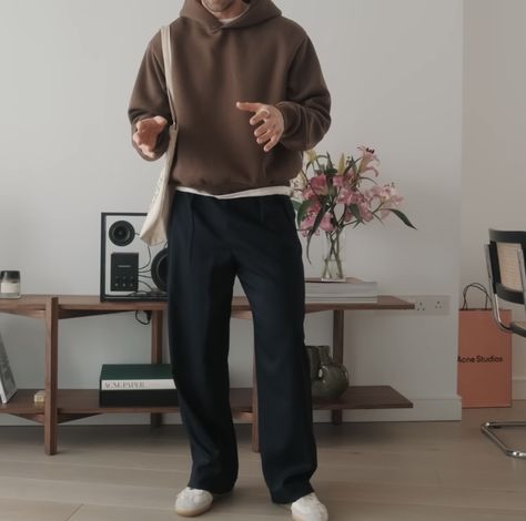 Winter Outfits Men Hoodie, Minimalist Man Outfit, Minimal Street Style Men, Simplistic Mens Outfits, Boxy Men Outfit, Minimalism Men Style, Normcore Mens Fashion, 90s Minimalism Fashion Men, Men’s Office Fashion