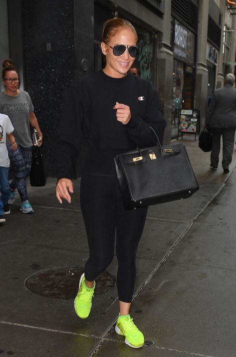 Jlo Style Casual, Jlo Casual Outfits Street Style, Yellow Sneakers Outfit Street Style, Lime Green Sneakers Outfit, Neon Sneakers Outfit, Jlo Outfits Casual, Jlo Outfits Street Style, Jlo Style Outfits, Jlo Street Style