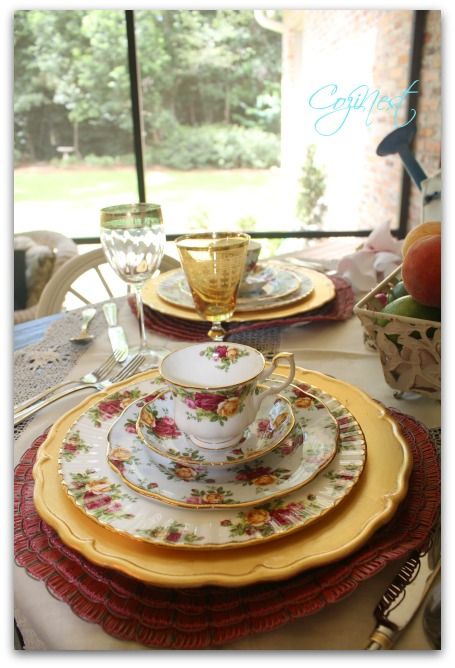 Old Country Roses Tablescape, Tablescapes 2023, Old English Roses, Cozy English Cottage, Tea Table Settings, Vintage Table Setting, Victorian Manor, Vintage Tea Sets, Party Tablescapes