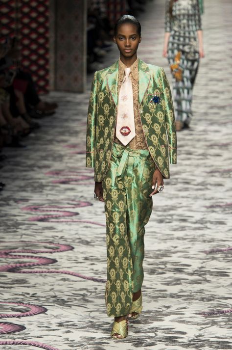 Alessandro Michele Mixes the Familiar with the Unfamiliar for Gucci Spring 2016 - Fashionista Silhouette Mode, Gucci Spring, Milano Fashion Week, Gucci Fashion, Modieuze Outfits, 2016 Fashion, Mode Inspiration, Fashion Week Spring, Milan Fashion Week