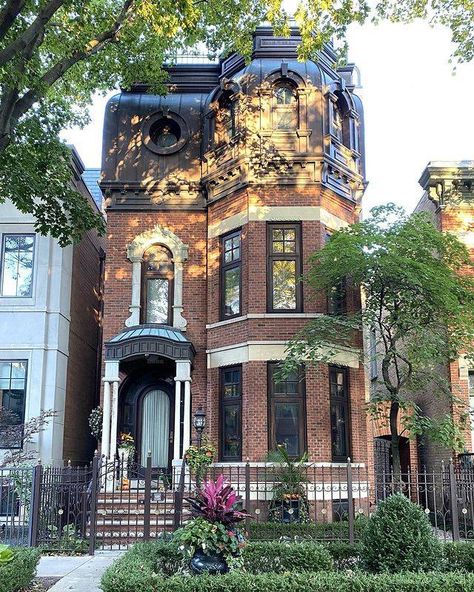 Vintage Apartment Building, Vintage Townhouse, Modern Log Cabins, American Castles, Lincoln Park Chicago, Vintage Apartment, Chicago House, Victorian Townhouse, Brick Home