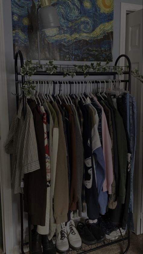 Clothes Rack Bedroom Aesthetic, Masculine Bedroom Aesthetic, Gay Room Aesthetic, Dark Dorm Room Aesthetic, Vintage Room Decor Bedroom, Grunge Desk, Bookcase In Bedroom, Cottagecore Aesthetic Bedroom, Hp Shifting