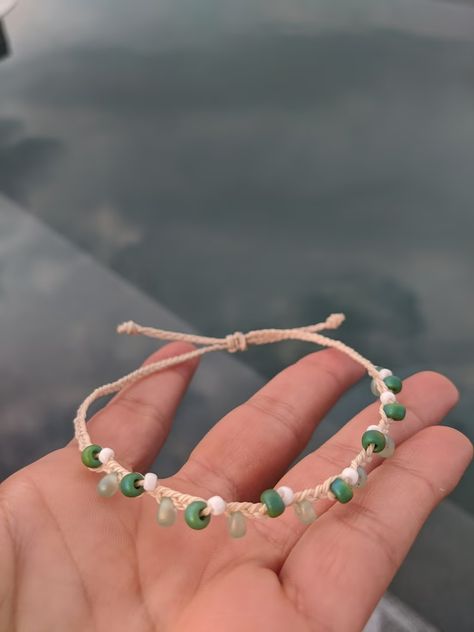 Clay Anklet Ideas, Thread Anklets Diy, Beachy Beaded Bracelets, Songcord Ideas, Diy Summer Jewelry, Summer Jewelry Diy, Diy Anklet, Bead Anklets, Beachy Anklets