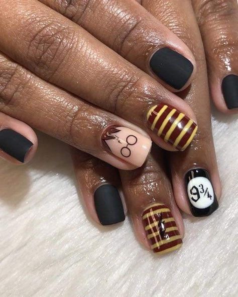 Grifindor Nails, Harry Potter Themed Nails, Griffindor Nails Designs, Easy Harry Potter Nails, Hufflepuff Nails Simple, Harry Potter Nails Designs Simple, Gryffindor Nails, Hogwarts Nails, Harry Potter Manicure