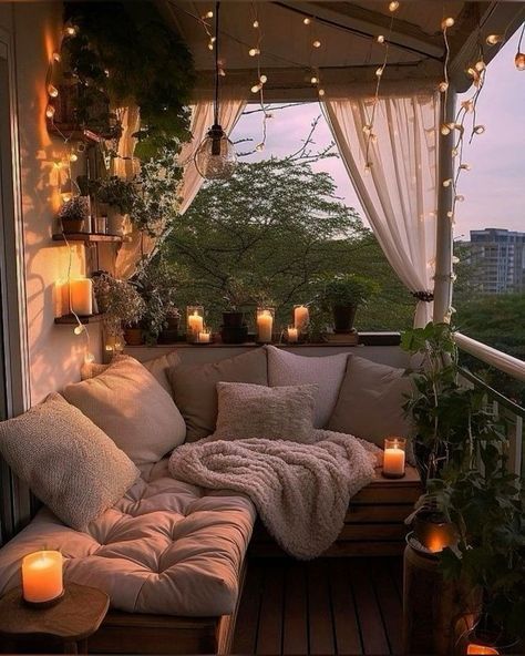 Balcony Design Cozy, Cute Balcony Decor Ideas, Balkon Ideas Decor, Cozy Porch Seating Ideas, Ideas For Balcony Decoration, Apartment Patio Inspiration, Cozy Garden Aesthetic, Cozy Balcony Aesthetic, Cosy Balcony Ideas