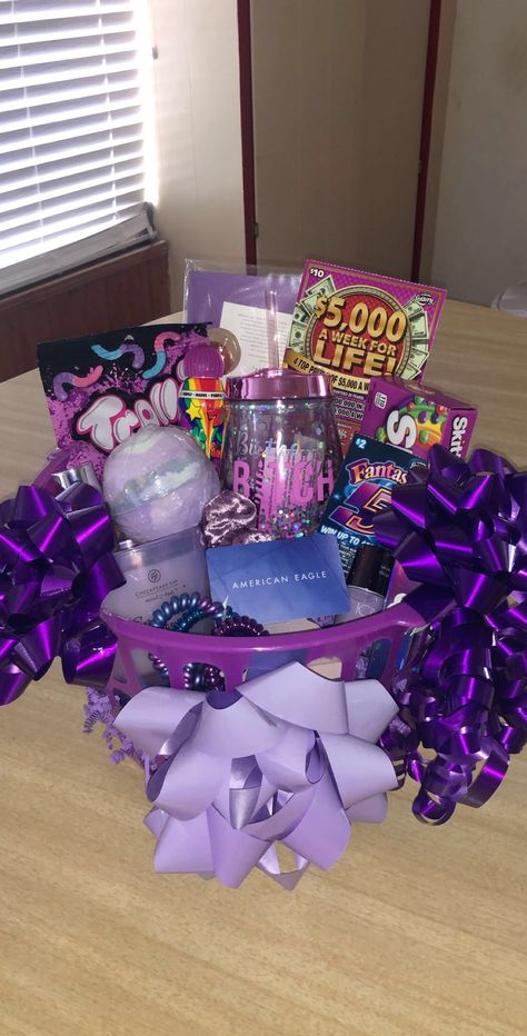 Purple Basket, Hadiah Valentine, Girl Gift Baskets, Birthday Presents For Friends, Diy Best Friend Gifts, Anniversaire Diy, Birthday Basket, Outfits Preppy, Bff Birthday Gift