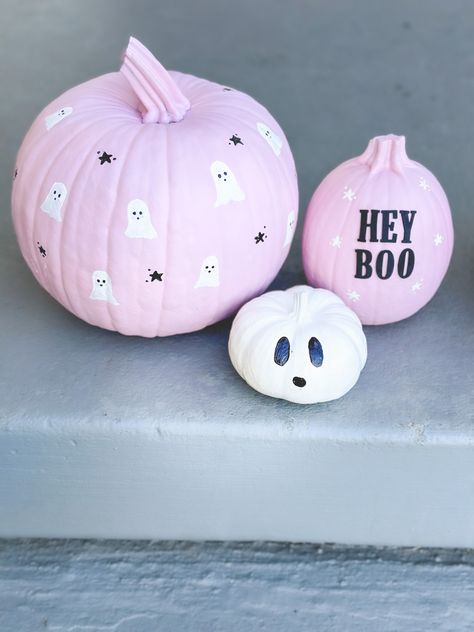 Cute DIY Pink Halloween Pumpkin Painting Inspo #pinkhalloween #halloweendiy #pumpkinpainting #halloweendecor #pinkpumpkin #heyboo Pink Punkin Ideas, Pumpkin Halloween Paint, Cute Ideas To Paint A Pumpkin, Pink Pumpkin Design, Cute Girl Pumpkin Painting, Hey Boo Pumpkin Painting, Lil Pumpkin Painting Ideas, Pumpkin Painting Ideas Aesthetic Pink, Painted Punkins Ideas Easy