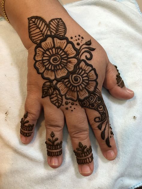 Mehndi Design For Babies, Mehedi Design For Baby, Normal Henna Designs, Mehendi Designs For Baby Hands, Baby Mehendi Designs Hands, Mahndi Desain Simple, Henna Kids Design, Baby Henna Design, Baby Mehndi Design Simple