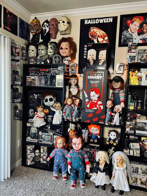 Horror Movie Inspired Room, Horror Collection Display, Horror Movie Themed Bedroom, Horror Movie Room Ideas, Horror Movie Themed Room, Horror Collection Room, Horror Movie Bedroom Ideas, Scary Room Decor, Horror Movie Bedroom