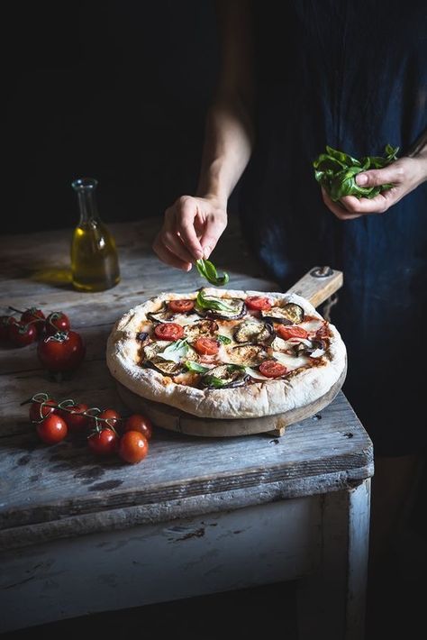 Pizza Flatbread, Design Cibo, Pizza Photo, Pasta Per Pizza, Dark Food Photography, Pizza Margherita, Cherry Desserts, Food Photography Inspiration, Pizza Restaurant