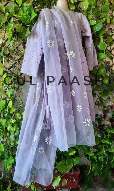 Organza Painted Dupattas, Hand Painted Dupattas, Hand Painted Organza, Dupatta Designs Ideas, Dupatta Painting, Painted Dupatta, Fabric Colour Painting, Chicken Kari, Dupatta Designs