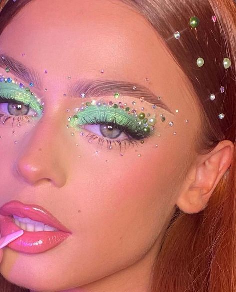 Elegant Eyeliner, Harry Styles Makeup, Euphoria Glitter, Edc Makeup, Colorful Makeup Looks, Makeup Bold, Makeup Euphoria, Jewel Makeup, Gem Makeup