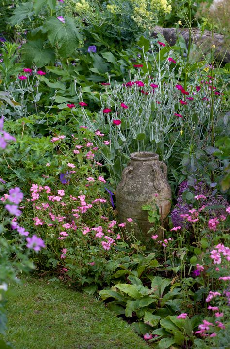 Small Garden Design Ideas Layout, Small English Garden, Rustic Pathways, Garden Design Ideas Layout, Cottage Garden Borders, Small Garden Design Ideas, Country Garden Design, Country Cottage Garden, Front Garden Design