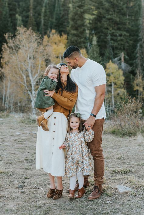 Extended Family Portraits, Shooting Photo Famille, Fall Family Outfits, Family Portrait Outfits, Fam Pics, Cute Family Photos, Family Photoshoot Poses, Fall Family Portraits, Airy Photography