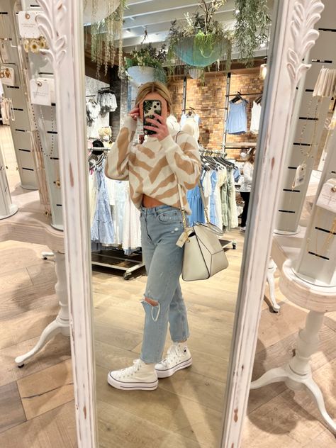 Mom Jeans And High Top Converse, Converse Cream Outfit, Outfits With Beige Converse, Outfits W Converse, Outfits High Top Converse, White High Top Converse Outfit Winter, Outfit Ideas With White Converse, Hightop Converse Outfits, How To Style White Converse