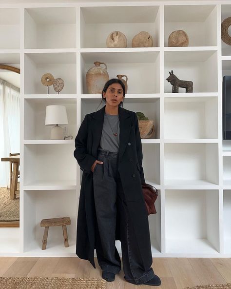 Monikh (@monikh) • Instagram-foto's en -video's Monikh Style, Oversized Coat Outfit, Trench Coat Street Style, Black Coat Outfit, Monikh Dale, Black Mac, Season Outfits, Belted Wrap Coat, Khaki Coat