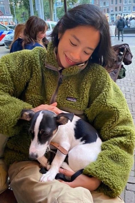 Patagonia Street Style, Patagonia Fleece Outfit, Fleece Outfit Women, Photo With Dog, Patagonia Winter Jacket, Fleece Jacket Outfit, Patagonia Jacket Women, Patagonia Style, Patagonia Fleece Jacket