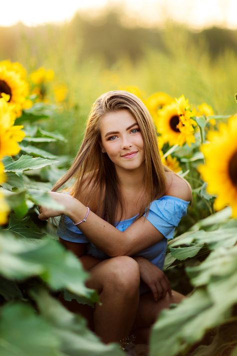 Larissa / Sunflower Shoot / Carnation and Duvall Area Senior Portraits — Ariella Noelle Photography Pictures With Sunflowers, Sunflower Field Photography, Sunflower Field Pictures, Field Senior Pictures, Sunflower Photoshoot, Senior Portraits Girl, Sunflower Photography, Senior Photography Poses, Senior Photo Poses