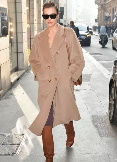 Beige Scale – The Camel Coats We’ll Wear With Everything – Editorialist #camelcoats #wintercoats Maxmara Coat, Coats Outfits, Winter White Outfit, Supermodel Style, Camel Coat Outfit, Max Mara Coat, Coat Street Style, Teddy Coat, Irina Shayk