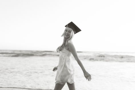 Grad Beach Pictures, Beach Graduation Pictures Senior Pics, Beach Graduation Pictures, Pre Convo, Graduate Photos, Masters Graduation Pictures, Individual Poses, Senior Year Things, Graduation Pic