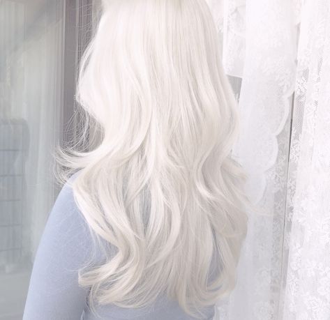 Snow White Blonde Hair, White Hair Faceless Aesthetic, White Hair Long Aesthetic, Long Layered White Hair, White Beige Hair Color, Silvery White Hair, White Wolfcut Hair, Dark Skin With White Hair, White Hair Styling