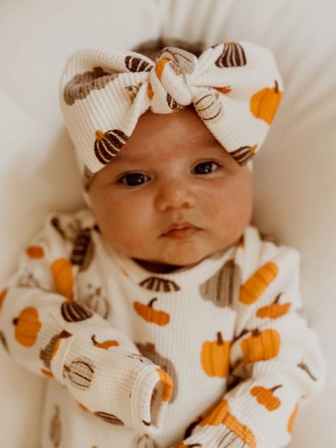 Fall Baby Aesthetic, Newborn Thanksgiving Outfit, Thanksgiving Newborn, Baby Fall Outfits, Fall Baby Outfits, Cozy October, Baby Thanksgiving, Babies Outfits