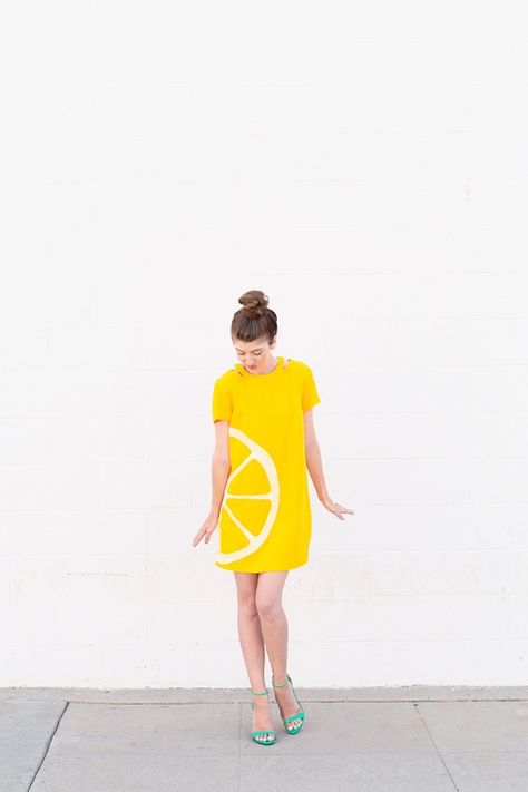 DIY Orange Slice Costume | studiodiy.com Diy Popcorn Costume, Popcorn Costume Diy, Diy Fruit Costume, Pineapple Costume Diy, Strawberry Costume Diy, Do It Yourself Costumes, Pineapple Halloween, Watermelon Costume, Popcorn Costume