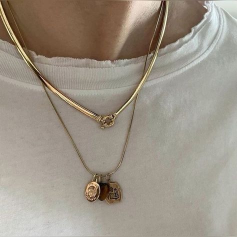 Necklace Stack Mixed Metals, Mixed Metal Necklace Stack, Mix Metal Jewelry, Jewelry Goals, Iconic Outfits, Mixing Metals, Necklace Stack, Indie Jewelry, Dope Jewelry