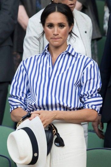 Wimbledon is canceled this year but that doesn’t mean you can’t embrace tennis club style! Case in point, Meghan Markle’s great outfit, a fabulously chic blue and white striped shirt, which she wore when she watched BFF Serena Williams play at the All England Lawn Tennis and Croquet Club. #MeghanMarkle #shirt Outfits Camisa Blanca, Estilo Meghan Markle, Princ Harry, Meghan Markle Outfits, Herzogin Von Cambridge, Blue And White Striped Shirt, Prinz Harry, Meghan Markle Style, Principe Harry