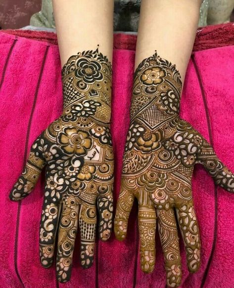 Half Bridal Mehndi, Bridal Mehndi Designs Half Hand, Mehandi Designs Dubai, Bridal Mahendiii Design, Back Hand Mehndi Designs For Bride, Mehandi Designs For Hands Arabic, Half Hand Mehndi Designs, Heena Mehendi Designs Arabic, Dubai Mehendi Designs Back Hand