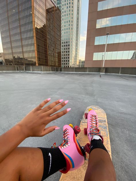 Hobbies Aesthetic Black Women, Roller Skating Outfits Black Women, Pink Rollerblades, Roller Blading Aesthetic, Rollerskates Aesthetic, Roller Skate Aesthetic, Rollerskate Aesthetic, Rollerskating Aesthetic, Roller Skates Aesthetic