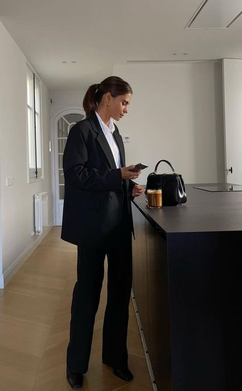 Black Work Outfit, Emelie Lindmark, Minimal Lifestyle, Classy Office, Class Outfits, Business Photoshoot, Corporate Fashion, Office Outfits Women, Mode Ootd