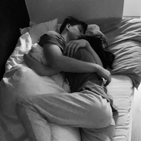 Cuddles In Bed, Couple Sleeping, Image Couple, Cute Couples Cuddling, Teenage Love, Cute Relationship Photos, Couples Vibe, Cute Couples Photos, Boyfriend Goals