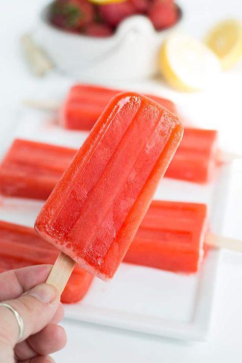 These strawberry lemonade popsicles are so tangy and refreshing. After a couple of hot months, I'm in need of the perfect summer dessert to cool off with. Ice Lolly Recipes, Watermelon Juice Recipe, Lemonade Popsicles, Healthy Popsicle Recipes, Strawberry Popsicles, Ice Pop Recipes, Watermelon Popsicles, Healthy Popsicles, Ice Lollies