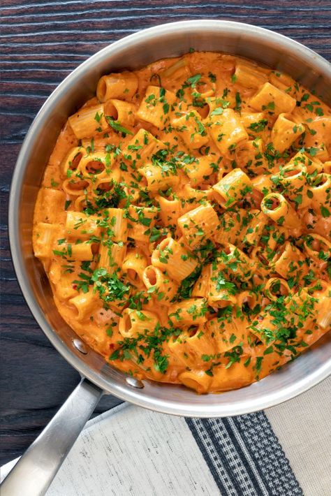 Vodka Sauce Pasta With Ground Turkey, Vodka Tomato Pasta, All’s Vodka Sauce, Salad To Serve With Pasta, Gigi Hadid Pasta With Chicken, Sausage And Vodka Sauce Pasta, Spicy Creamy Tomato Pasta, Tube Pasta Recipe, Thick Pasta Noodles