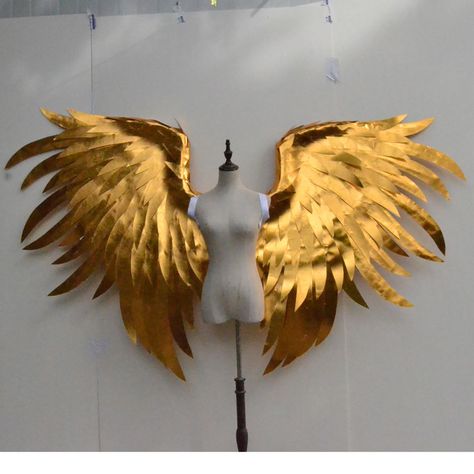 Angel Wings Cosplay, Winged People, Gold Angel Wings, Large Feathers, Tanah Liat, Gold Angel, Hippie Girl, Wings Costume, Fantasias Halloween