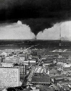 The April 2, 1957 Tornado in Dallas, Texas. In the foreground you can see the old RIO GRANDE Building. It no longer exists. Tornado Photography, Tornado Pictures, Tornado Alley, Oak Cliff, Storm Chasing, Wild Weather, Texas History, Natural Phenomena, Extreme Weather