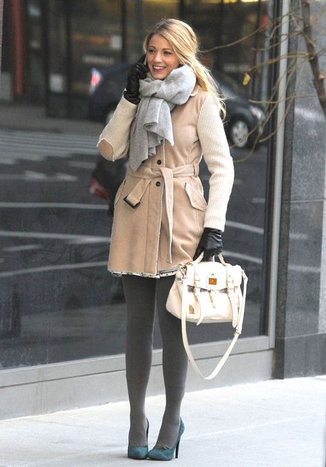 When she was the actual definition of WINTER CHIC: | 17 Times "Gossip Girl's" Serena Van Der Woodsen Was Your Style Icon Gossip Girl Serena, Estilo Gossip Girl, Stile Blair Waldorf, Blake Lively Style, Serena Van Der, Gossip Girl Outfits, Mode Shoes, Serena Van, Serena Van Der Woodsen