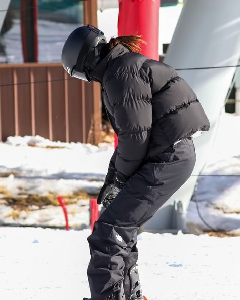 Black Snowboarding Outfit, All Black Ski Outfit, Snowboard Outfits For Women, Snow Boarding Outfits Woman, Snowboard Outfit Women, Womens Snowboard Outfits, Black Ski Outfit, Cute Snowboarding Outfits, Women Snowboarding Outfits