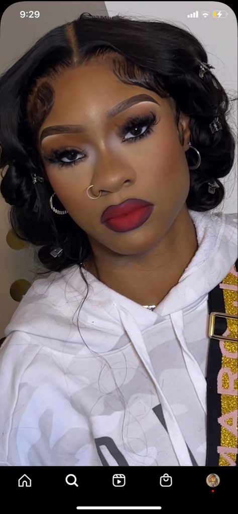 Natural Glam Makeup With Red Lips, Neutral Makeup Red Lips Black Woman, Eyeshadow Ideas Black Women, Natural Beat Red Lip, Natural Makeup Look With Red Lipstick Black Women, Makeup Red Lipstick Black Women, Birthday Makeup Red Lips, Gold Makeup Looks Red Lips, Makeup Looks Prom Red