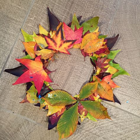 Go for an autumnal walk and collect leaves.   Cut out the middle of a paper plate. I find this easiest by scoring and pushing out.   Give them some pva and let them stick. #autumn #leafart #fallactivities #autumnart #preschoolactivities Leaf Sticking Activity, Elderly Crafts, Leaf Wreath, Autumn Activities, Autumn Art, Leaf Art, Paper Plate, Paper Plates, Toddler Activities