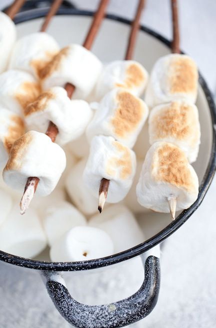 I would make these marsh mellows on pretzel sticks and maybe choc or pnut butter Roasting Marshmallows, Toasted Marshmallow, Something Sweet, Marshmallows, Skewers, Sweet 16, Winter Wonderland, Cookies Et Biscuits, Sweet Tooth