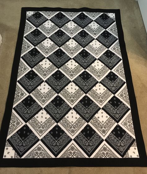 Black And White Quilt, Bandana Quilt, Bandana Crafts, Bandana Blanket, Black And White Quilts, Quilting Designs Patterns, Quilt Sewing Patterns, Quilt Square Patterns, Denim Quilt