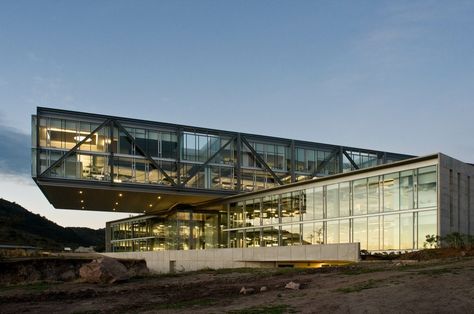 Cinepolis Headquarters / KMD Architects Cantilever Architecture, Architecture Cool, Truss Structure, Steel Architecture, Steel Trusses, Modern Architecture Design, Glass Building, Structure Architecture, Architecture Office