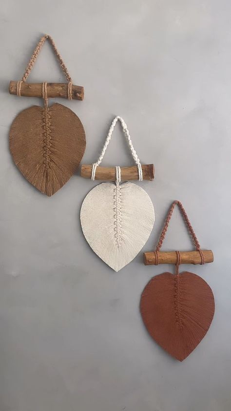 Takken Decor, Wall Hanging Decorations, Mirror Wall Hanging, Macrame Plant Hanger Tutorial, Macrame Plant Hanger Patterns, Boho Crafts Diy, Macrame Knots Pattern, Diy Macrame Plant Hanger, Macrame Wall Hanging Diy